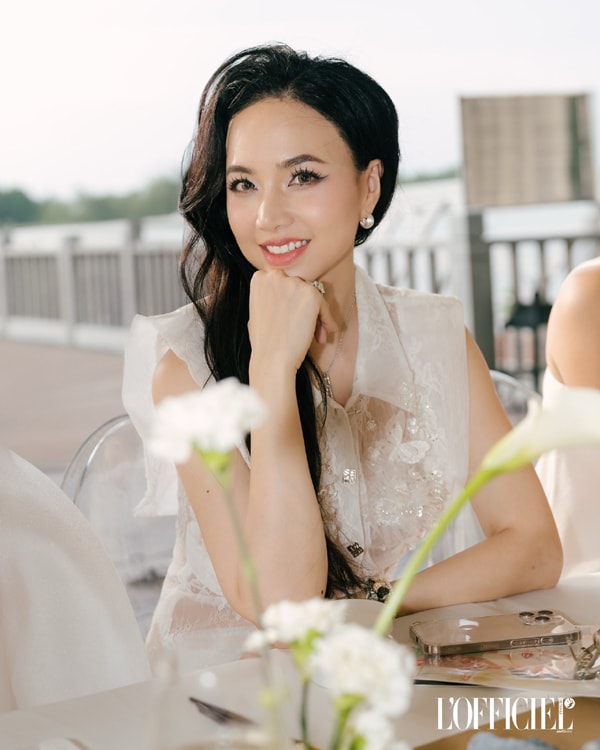 Hoa khôi Tây Đô sau 21 năm đăng quang viên mãn bên chồng đạo diễn- Ảnh 5. Hoa khôi Tây Đô sau 21 năm đăng quang viên mãn bên chồng đạo diễn- Ảnh 5.