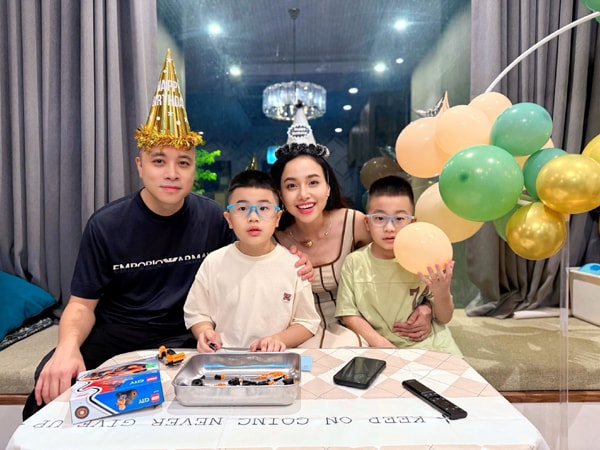 Hoa khôi Tây Đô sau 21 năm đăng quang viên mãn bên chồng đạo diễn- Ảnh 8. Hoa khôi Tây Đô sau 21 năm đăng quang viên mãn bên chồng đạo diễn- Ảnh 8.