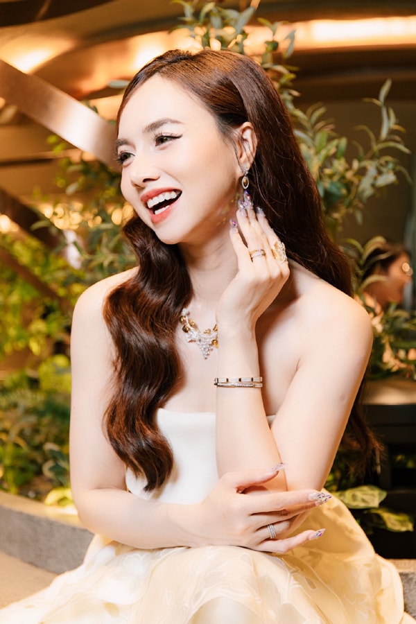 Hoa khôi Tây Đô sau 21 năm đăng quang viên mãn bên chồng đạo diễn- Ảnh 12. Hoa khôi Tây Đô sau 21 năm đăng quang viên mãn bên chồng đạo diễn- Ảnh 12.