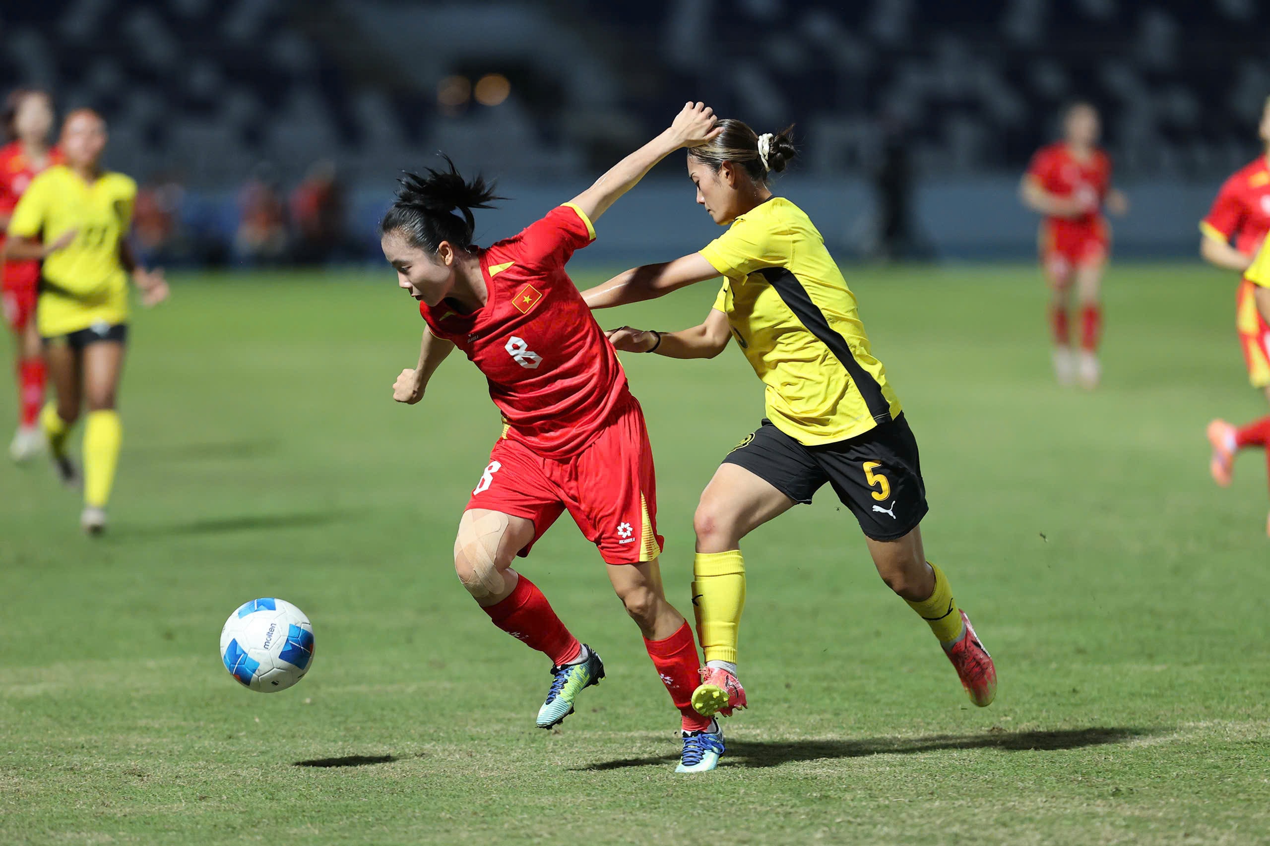 Đội tuyển nữ Việt Nam thắng đậm Malaysia ở trận ra quân.