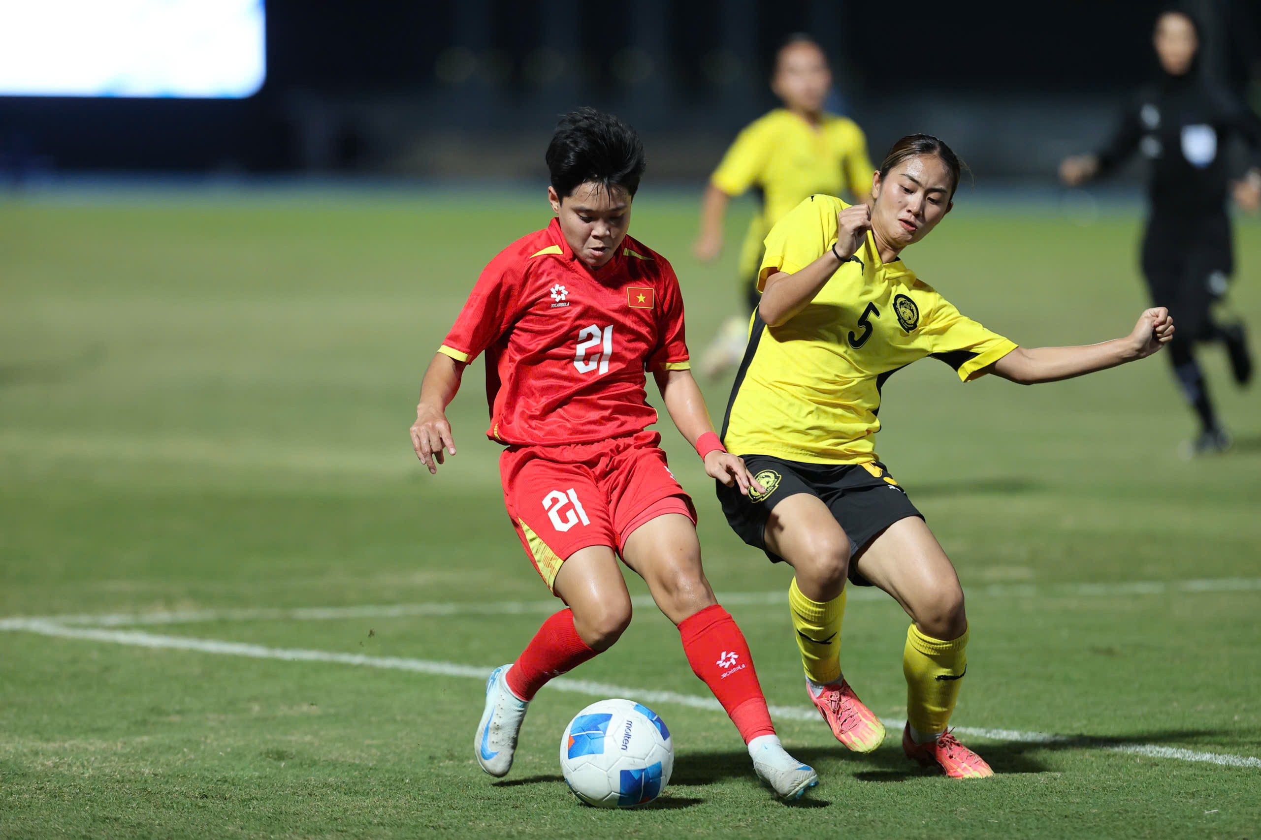 Đội tuyển nữ Việt Nam cạnh tranh suất vào bán kết SEA Games 33.