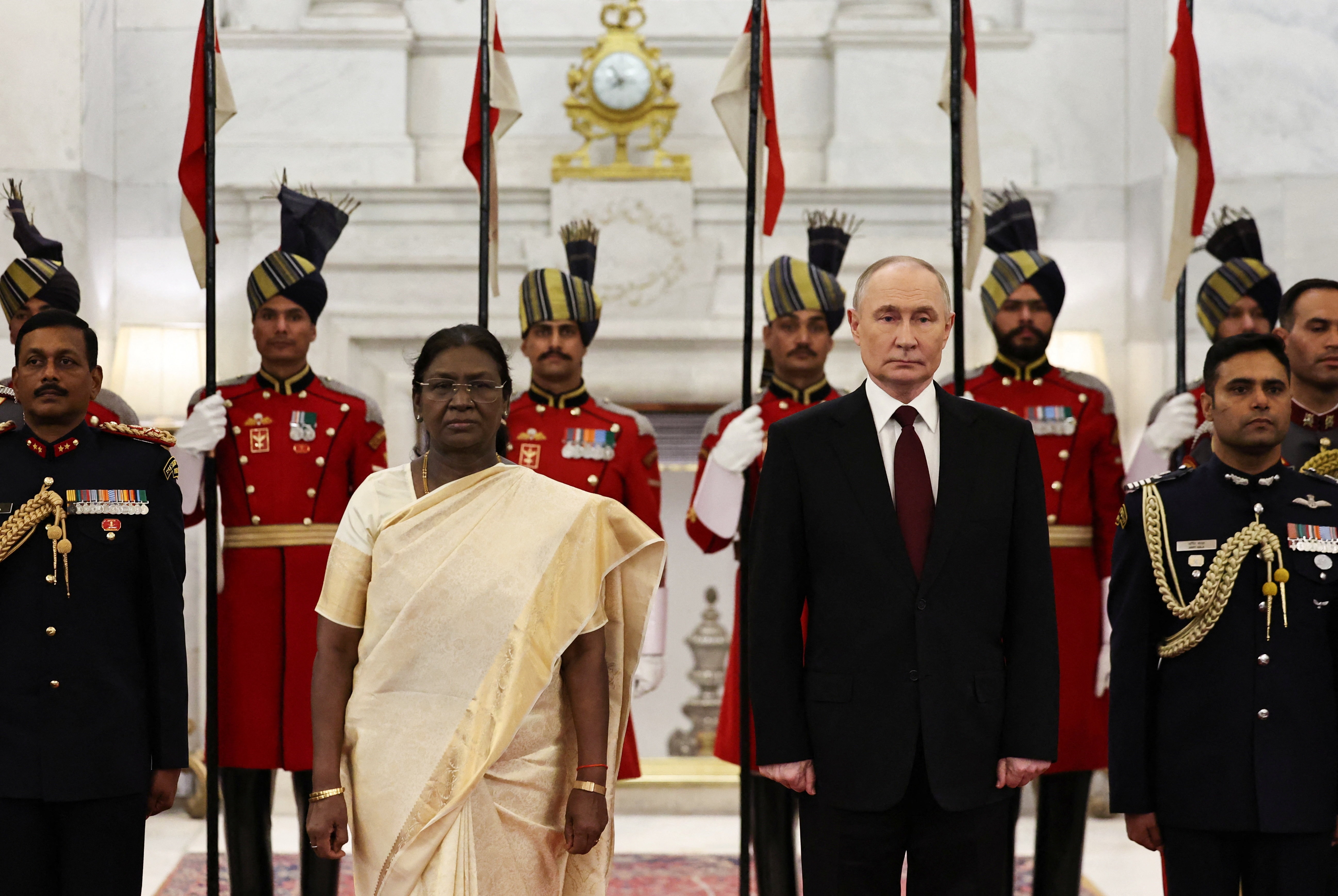 Tổng thống Ấn Độ Droupadi Murmu và Tổng thống Nga Vladimir Putin dự lễ đón chính thức tại New Delhi, Ấn Độ, ngày 5/12/2025. (Ảnh: Sputnik/Alexander Kazakov/Pool qua Reuters)
