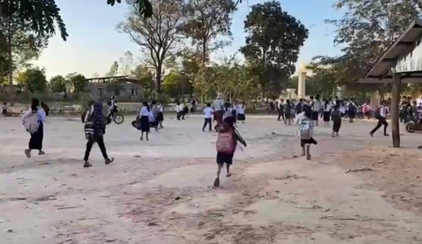 Trong video do Bộ Giáo dục Thanh niên và Thể thao Campuchia công bố cho thấy học sinh chen chúc nhau ra khỏi lớp học và vội vã về nhà giữa lúc có thông tin quân đội Thái Lan có thể nổ súng trở lại. Trẻ em vừa chạy vừa nói rằng chúng phải trở về nhà, trong khi một nữ giáo viên thúc giục học sinh tìm nơi ẩn ở chiến hào gần đó. (Ảnh: Khmer Times)