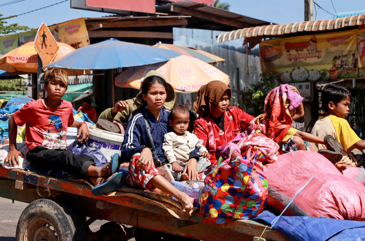 Lực lượng Campuchia củng cố tiền đồn, xây dựng thêm hầm trú ẩn và chuẩn bị các hoạt động chiến đấu. Cùng với đó, Campuchia bắt đầu sơ tán công dân khỏi khu vực biên giới. (Ảnh: Getty)
