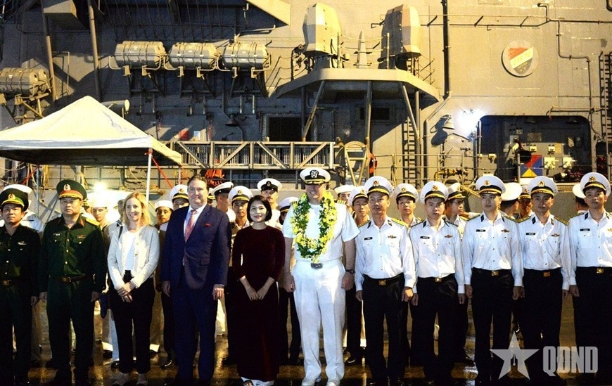 Các đại biểu chụp ảnh chung.