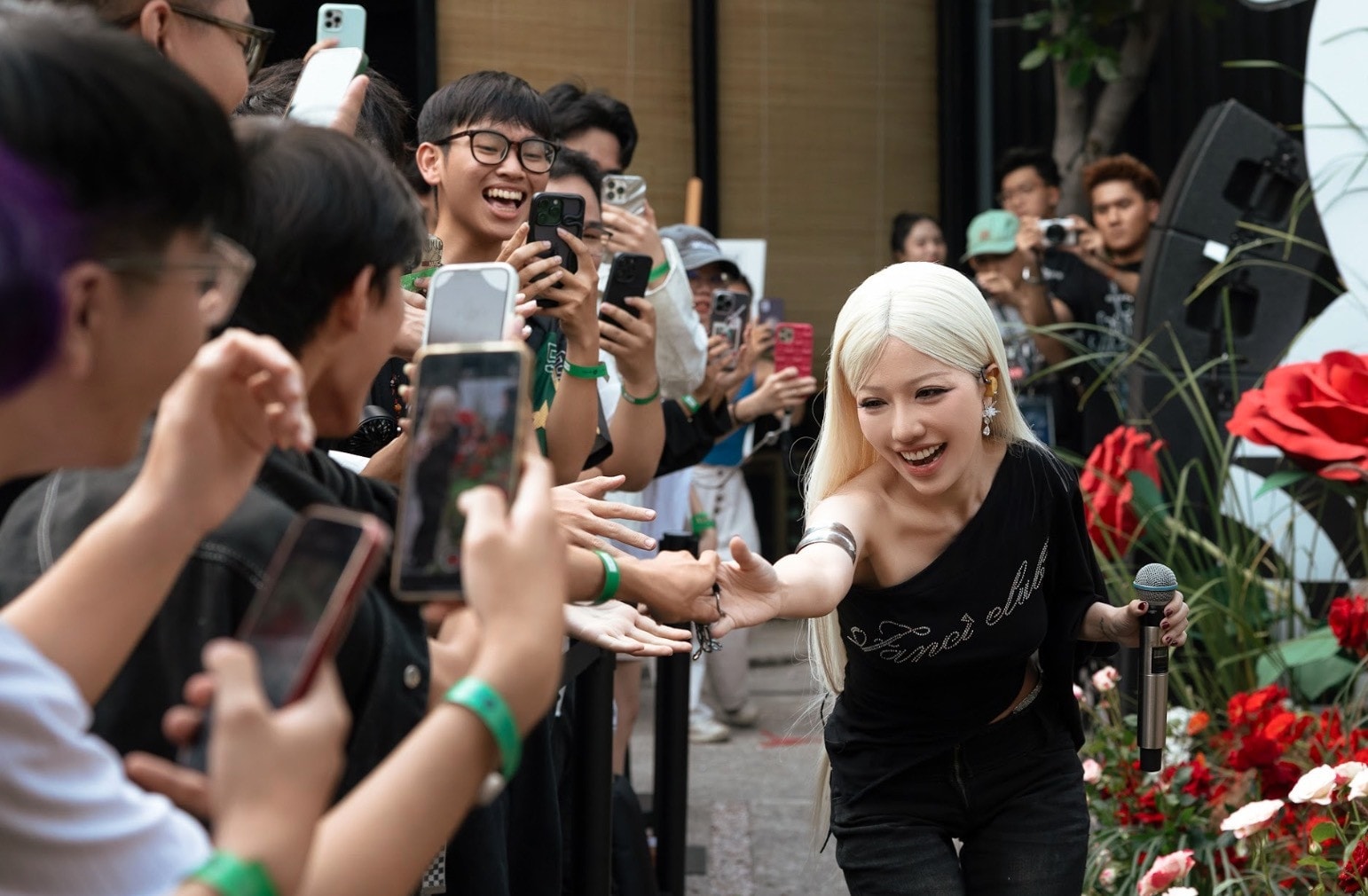 Nữ ca sĩ nhận được nhiều tình cảm của khán giả sau 8 năm làm nghề.