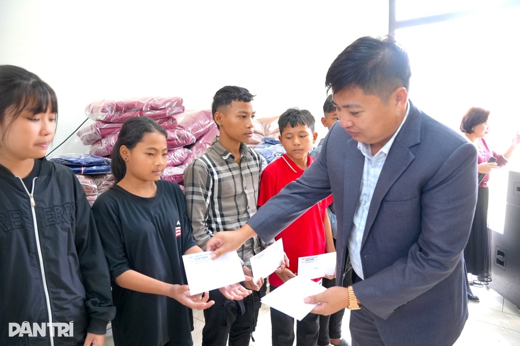 Bạn đọc tiếp tục hỗ trợ học sinh vùng lũ tại Nghệ An - 4