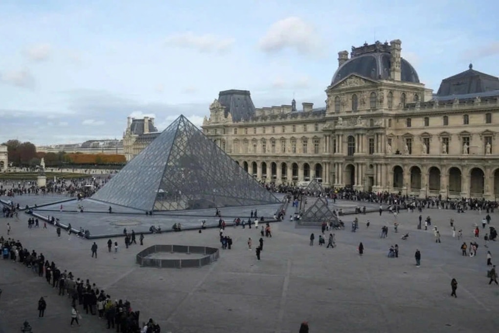 Sau vụ trộm trang sức, bảo tàng đông khách nhất thế giới lại bị dột nước - 2 Sau vụ trộm trang sức, bảo tàng đông khách nhất thế giới lại bị dột nước - 2