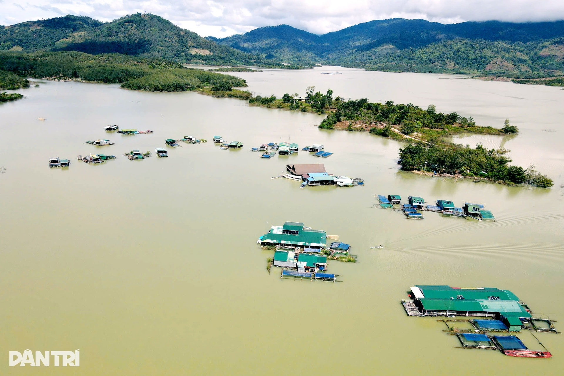 Tay trắng lên núi, người miền Tây dựng làng chài, đổi vận ở lòng hồ Sê San - 1 Tay trắng lên núi, người miền Tây dựng làng chài, đổi vận ở lòng hồ Sê San - 1