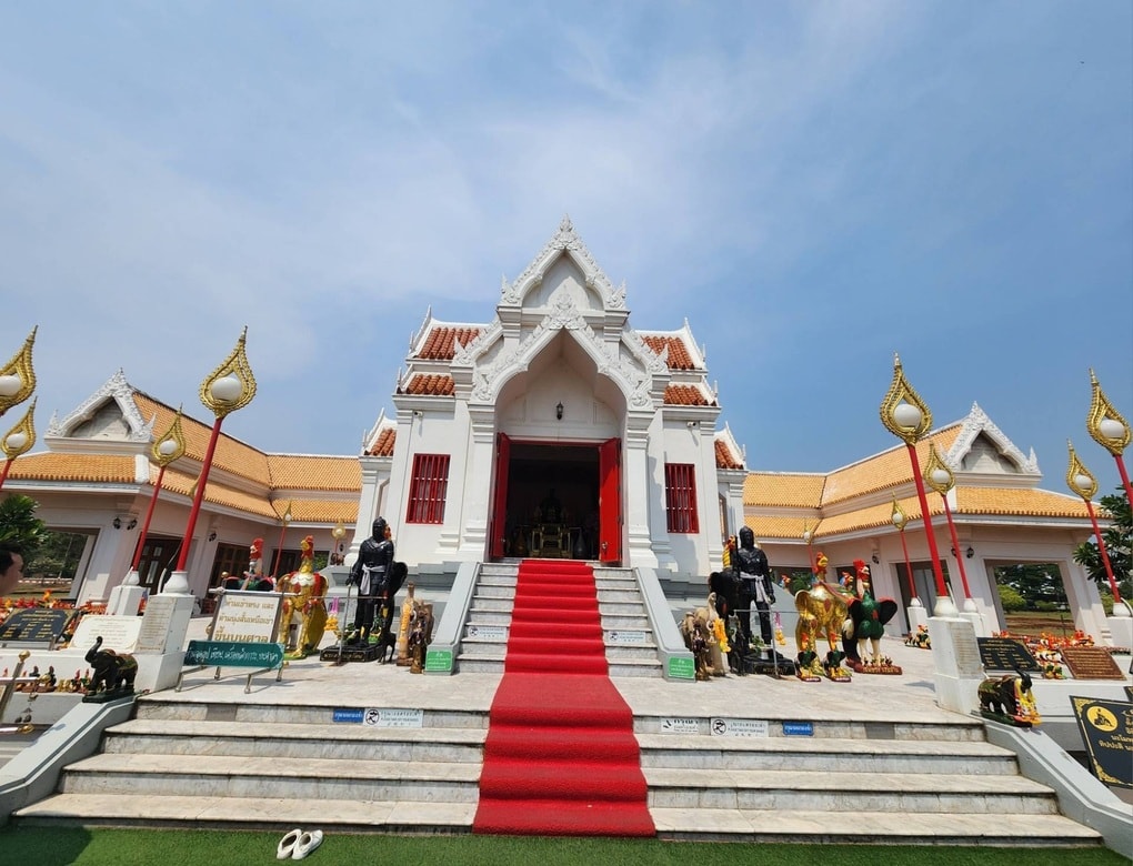 Lạ lùng ngôi đền có hàng nghìn tượng gà xếp dọc lối đi ở Thái Lan - 2