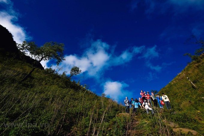 Nhóm du khách từ Hà Nội chinh phục đỉnh Lảo Thẩn. Ảnh: Hung Lekima