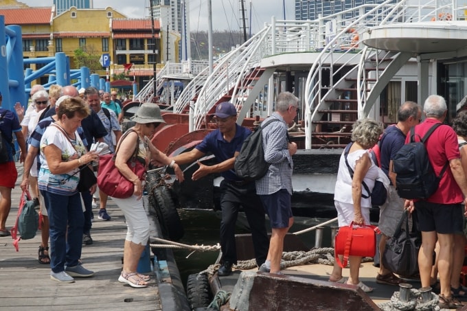 Du khách nước ngoài xuống tàu tham quan vịn Hạ Long. Ảnh: Lê Tân