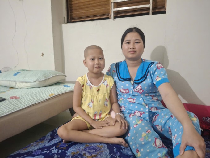 Bé Nhung và mẹ Nguyễn Thị Tâm ở xã Đạ Tẻh, Lâm Đồng, tháng 11/2025. Ảnh: Nhân vật cung cấp