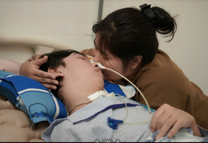 Thảo chăm sóc và trò chuyện với bạn trai trên giường bệnh, tháng 11/2025. Ảnh nhân vật cung cấp