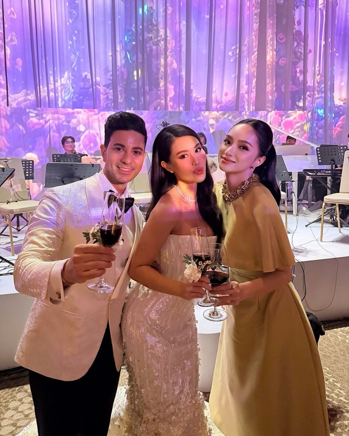 Đôi uyên ương chụp hình kỷ niệm cùng hoa hậu chuyển giới Hương Giang. Ảnh: Nhân vật cung cấp