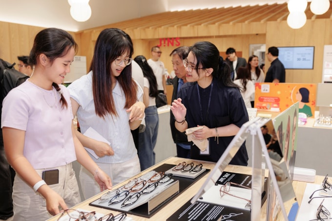 Khách mua sắm tại cửa hàng của Jins ở Aeon Mall Tân Phú Celadon tháng 11. Ảnh công ty cung cấp