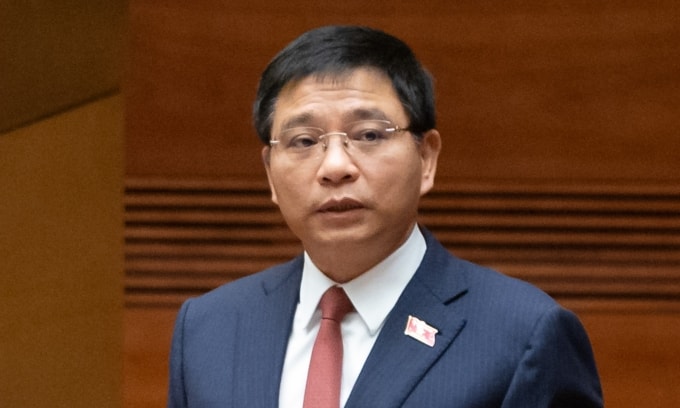 Bộ trưởng Bộ Tài chính Nguyễn Văn Thắng trình dự thảo luật sáng 8/12. Ảnh: Đại biểu Nhân dân