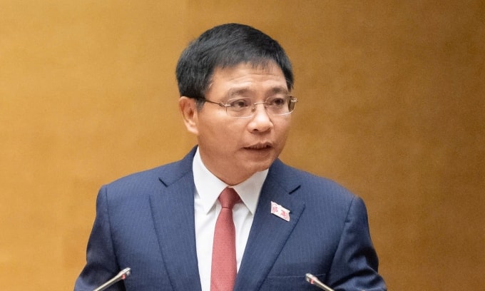 Bộ trưởng Tài chính Nguyễn Văn Thắng trình dự thảo nghị quyết sáng 8/12. Ảnh: Media Quốc hội