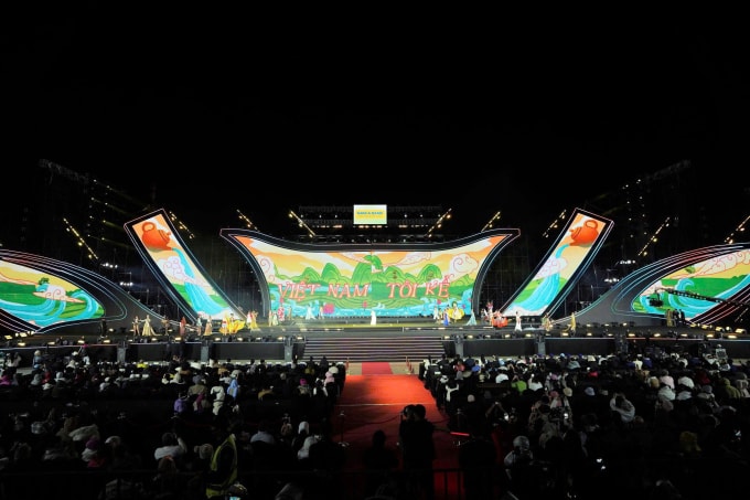 Đêm bế mạc thu hút hàng nghìn người dân và du khách đổ về Quảng trường Lâm Viên, Đà Lạt. Ảnh: BTC