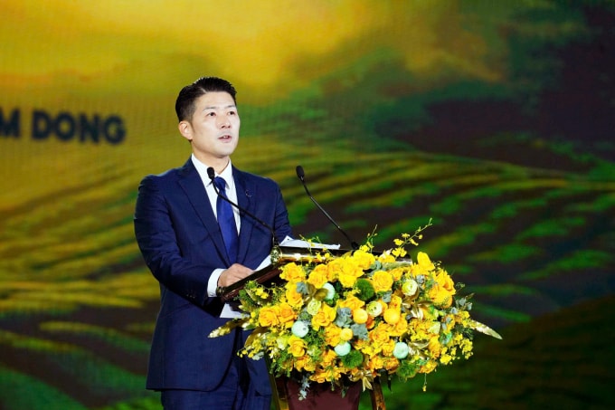 Đại diện Ban tổ chức, ông Mori Kazuki, Tổng Giám đốc Công ty Chè Lâm Đồng phát biểu, tổng kết các dấu ấn nổi bật của Lễ hội. Ảnh: BTC