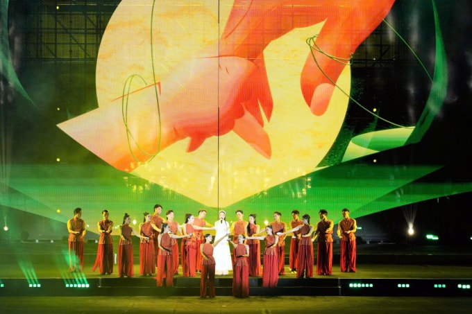 Khán giả lắng đọng với bản Mash up Cảm ơn mẹ - Nhật ký của mẹ do ca sĩ Hiền Thục cùng vũ đoàn biểu diễn. Ảnh: BTC