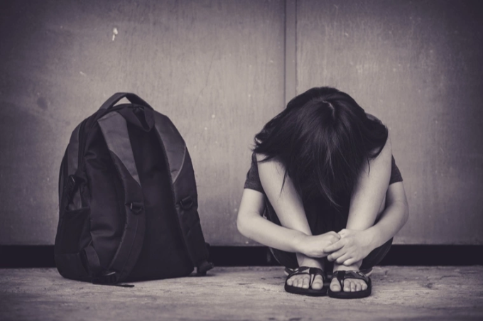 Lời nói độc hại ảnh hưởng mạnh đến tâm lý trẻ. Ảnh: Shutterstock