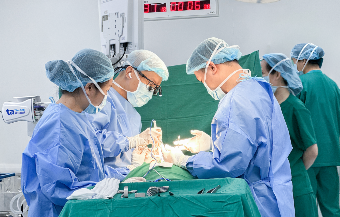 Bác sĩ Trông (thứ hai từ trái qua) và êkíp phẫu thuật cho chị Như Nguyễn. Ảnh: Bệnh viện cung cấp