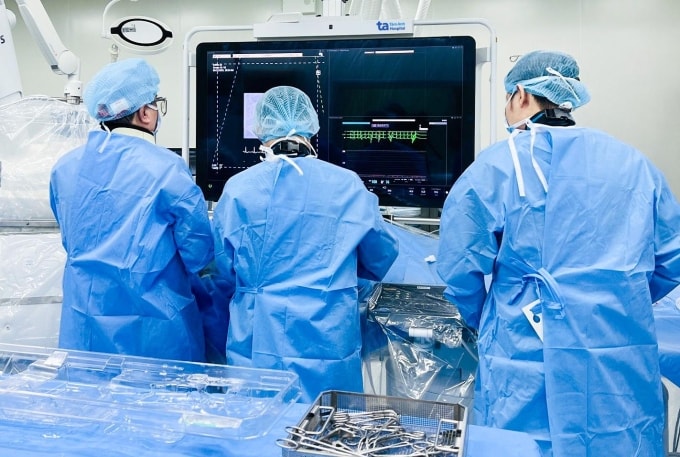 Bác sĩ đặt máy tạo nhịp không dây (điện cực) cho bệnh nhân. Ảnh: Bệnh viện Đa khoa Tâm Anh