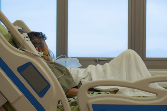 Nhiều biến chứng nguy hiểm dễ xảy đến với người cao tuổi, có bệnh nền nếu mắc RSV. Ảnh minh họa: Vecteezy
