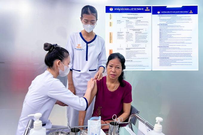 Người cao tuổi phòng bệnh do virus hợp bào hô hấp RSV bằng vaccine tại Hệ thống Tiêm chủng VNVC. Ảnh: An Nhiên