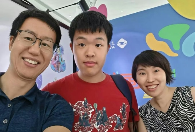 Giáo sư Jiang Lai (bìa phải) cùng chồng và con trai. Ảnh: HK01
