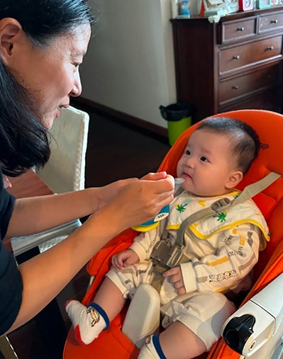 Bà Shen Yang cho con gái thứ hai ăn. Ảnh: HK01