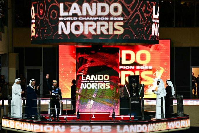 Tay đua McLaren Lando Norris vẫy chào khán giả trên bục trao giải cho chức vô địch F1 thế giới 2025 sau Grand Prix Abu Dhabi ngày 7/12. Ảnh: AFP