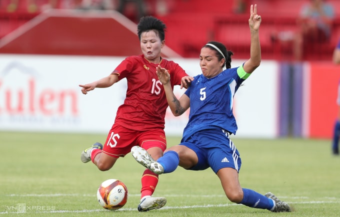 Bích Thùy và đồng đội trong trận thua Philippines 1-2 ở SEA Games 32 tại Campuchia ngày 9/5/2023. Ảnh: Đức Đồng