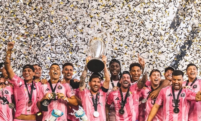 Messi nâng cup trong khoảnh khắc Inter Miami đăng quang vô địch MLS Cup. Ảnh: Inter Miami