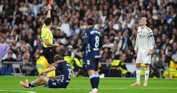 Trọng tài phạt thẻ đỏ đối với Alvaro Carreras trong trận Real 0-2 Celta Vigo ở vòng 16 La Liga tối 7/12. Ảnh: EFE