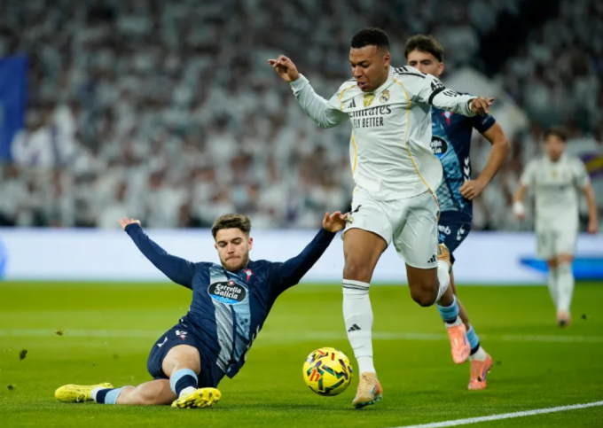 Kylian Mbappe (áo trắng) đi bóng trong trận Real thua Celta Vigo 0-2 ở vòng 15 La Liga trên sân Bernabeu, Madrid, Tây Ban Nha ngày 7/12/2025. Ảnh: Reuters