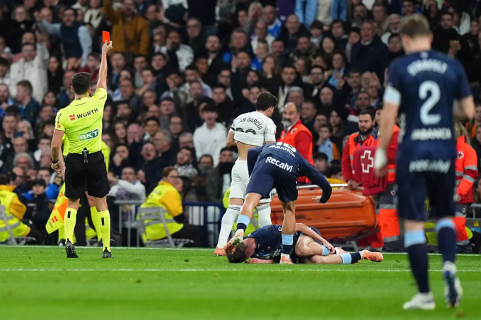 Trọng tài Alejandro Quintero rút thẻ đỏ với Fran Garcia. Ảnh: Le Journal