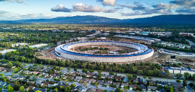 Trụ sở Apple Park của Apple, một trong những công trình điểm nhấn bên trong Thung lũng Silicon, khi đang được xây dựng. Ảnh: California.com