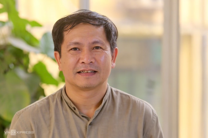 PGS.TS Hoàng Anh Lê trả lời VnExpress về kiểm kê nguồn thải gây ô nhiễm không khí. Ảnh: Gia Chính