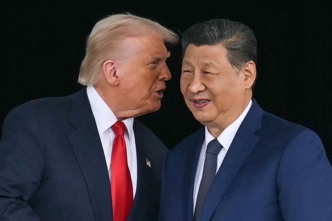 Tổng thống Mỹ Donald Trump (trái) và Chủ tịch Trung Quốc Tập Cận Bình trong cuộc gặp ở Hàn Quốc ngày 30/10. Ảnh: AFP