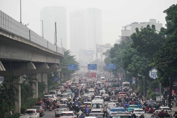 Giao thông là một trong số các nguồn chính gây ô nhiễm không khí. Ảnh: Hoàng Giang