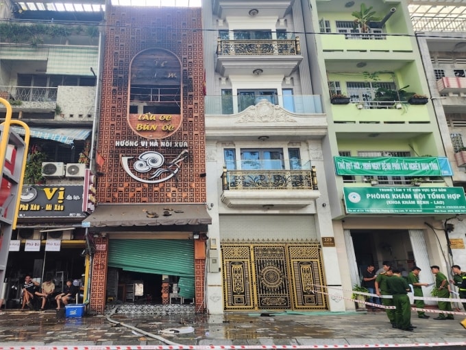 Quán ốc xảy ra cháy khiến 4 người tử vong được ốp gạch, biển hiệu bịt kín mặt tiền. Ảnh: Đình Văn