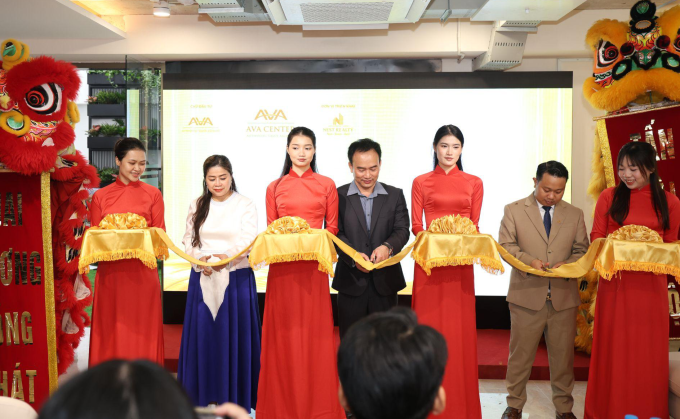 Chủ đầu tư cắt băng khánh thành căn hộ mẫu Ava Center. Ảnh: Ava Center