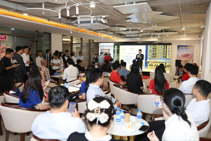 Các chuyên viên tư vấn giới thiệu về căn hộ cho khách hàng. Ảnh: Ava Center