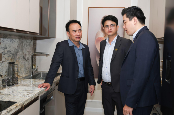 Khách hàng đang tham quan căn hộ mẫu. Ảnh: Ava Center