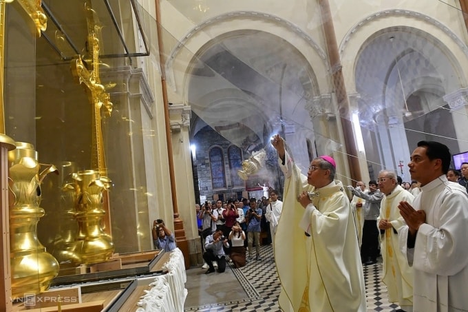 Tổng giám mục Tổng giáo phận TP HCM Giuse Nguyễn Năng làm phép xông hương cho hai Thánh giá. Ảnh: Thanh Tùng