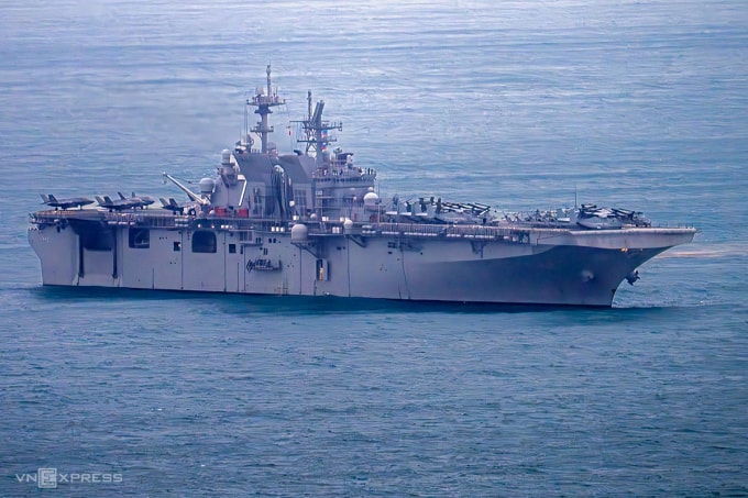 Tàu đổ bộ USS Tripoli (LHA-7) tiến vào khu vực cảng Tiên Sa, TP Đà Nẵng, lúc 17h ngày 8/12. Ảnh: Nguyễn Đông