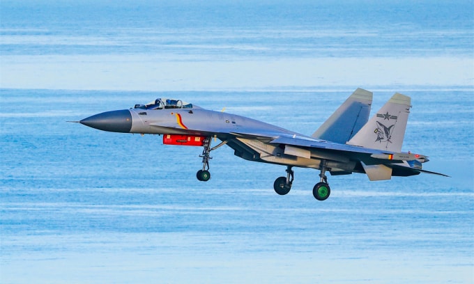 Tiêm kích J-15 của Trung Quốc trong buổi bay huấn luyện giữa tháng 9. Ảnh: PLA