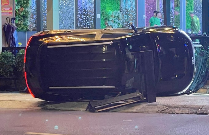 Xe ô tô lật nghiêng nằm trên vỉa hè sau khi đâm. Ảnh: Minh Hoàng